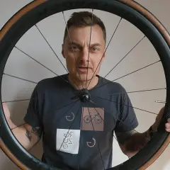 Kiedy wymienić oponę w rowerze? Uniknij niebezpieczeństwa na drodze
