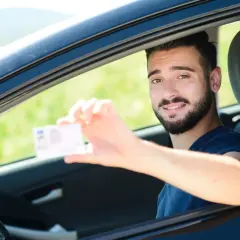 Jakie kategorie prawa jazdy można zdobyć w wieku 16 lat? Sprawdź możliwości!