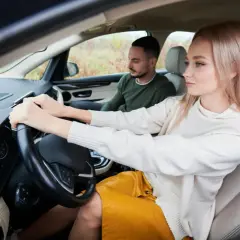 Czy egzamin teoretyczny na prawo jazdy jest trudny? Jak go zdać bez stresu