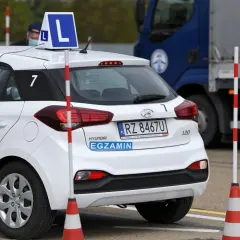 Czy można zdać egzamin na prawo jazdy przed 18? Sprawdź, co mówią przepisy!