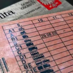 Jakie prawo jazdy na przyczepę kempingową? Sprawdź, czy nie łamiesz przepisów!