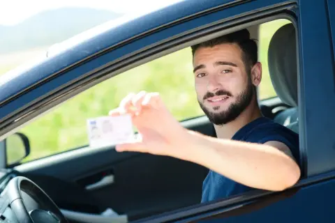 Jakie kategorie prawa jazdy można zdobyć w wieku 16 lat? Sprawdź możliwości!