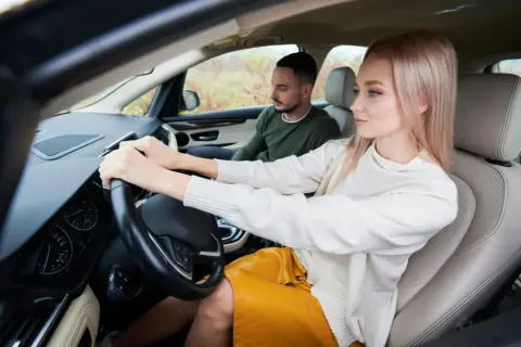 Czy egzamin teoretyczny na prawo jazdy jest trudny? Jak go zdać bez stresu