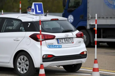 Czy można zdać egzamin na prawo jazdy przed 18? Sprawdź, co mówią przepisy!
