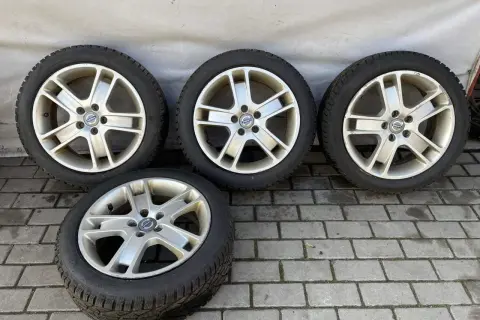 Jakie opony do Volvo V50 z felgami 17 cali? Sprawdź najlepsze opcje i uniknij błędów!