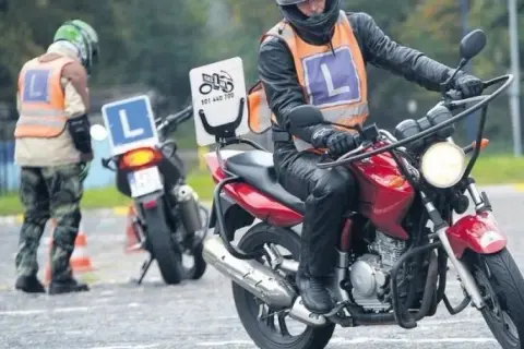 Czy na motorower trzeba mieć prawo jazdy? Sprawdź, by uniknąć kłopotów