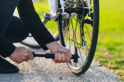 Jak napompować oponę bezdętkową w rowerze bez problemów i stresu