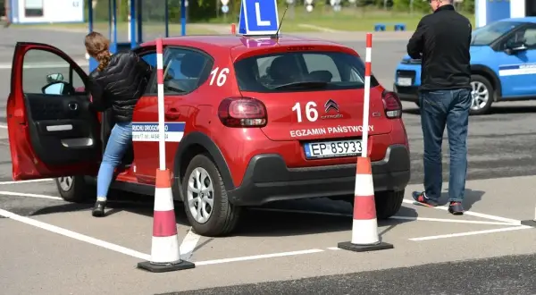 Ile dokładnie trwa egzamin teoretyczny na prawo jazdy? Sprawdź, jak się przygotować!