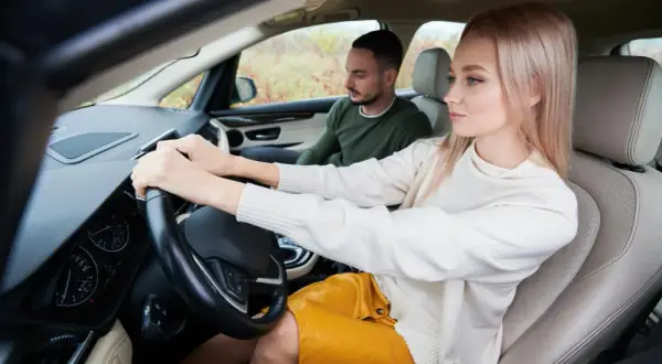 Czy egzamin teoretyczny na prawo jazdy jest trudny? Jak go zdać bez stresu