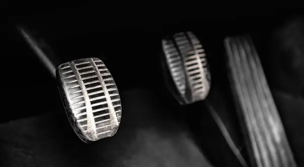 Objawy uszkodzonej pompy sprzęgła w Oplu Astrze H - co musisz wiedzieć